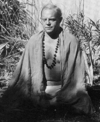 Swami Ajnananda Saraswati meditating